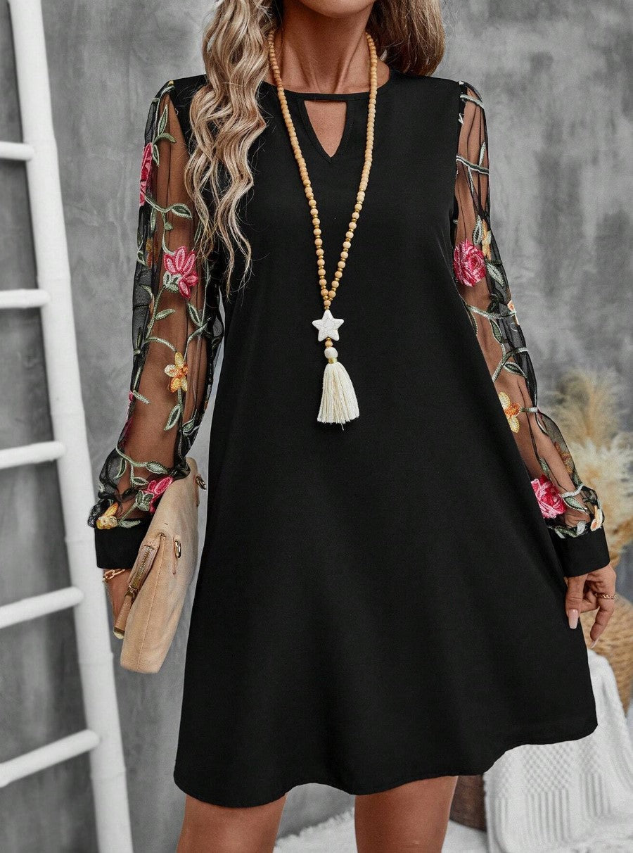 JOLANTA | Elegant dress with a V-neckline and eye-catching sleeves