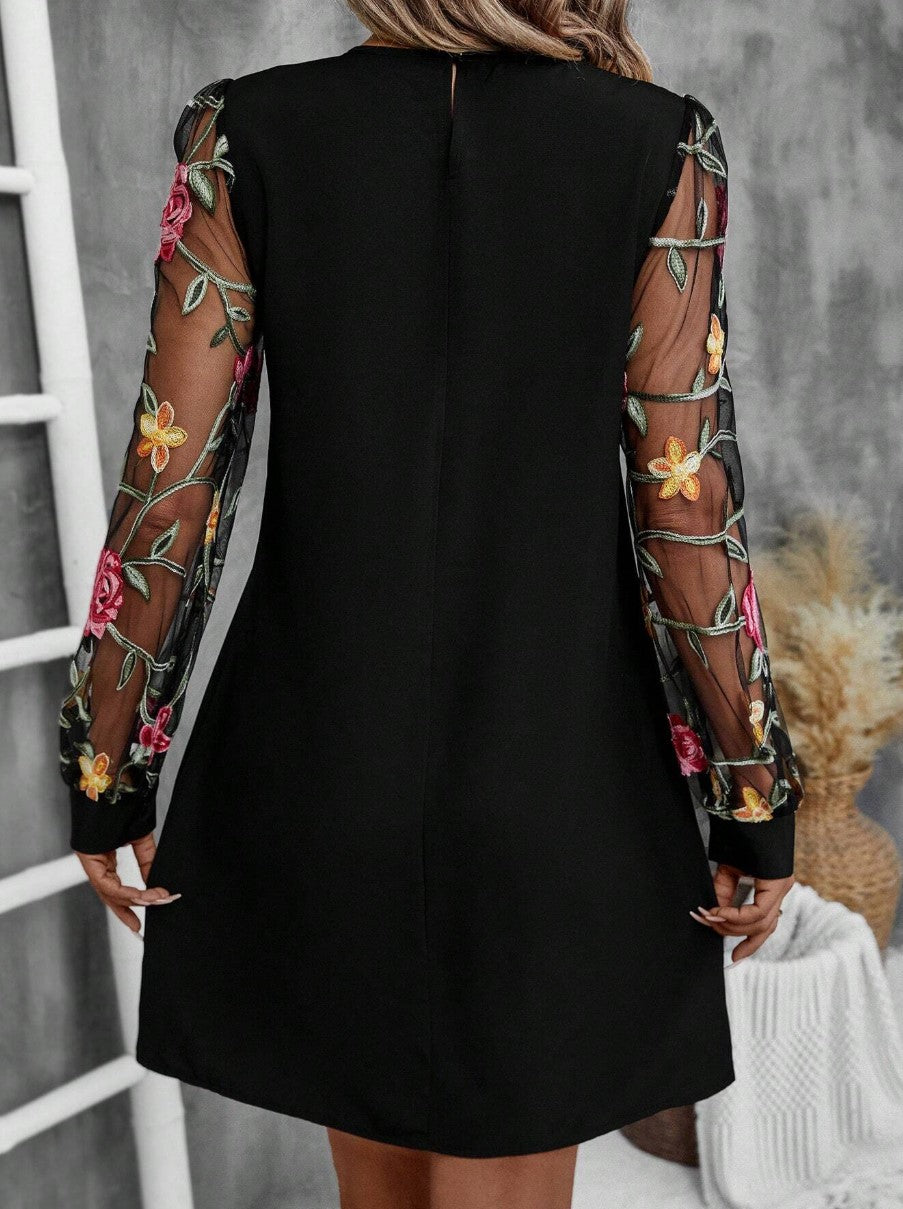 JOLANTA | Elegant dress with a V-neckline and eye-catching sleeves