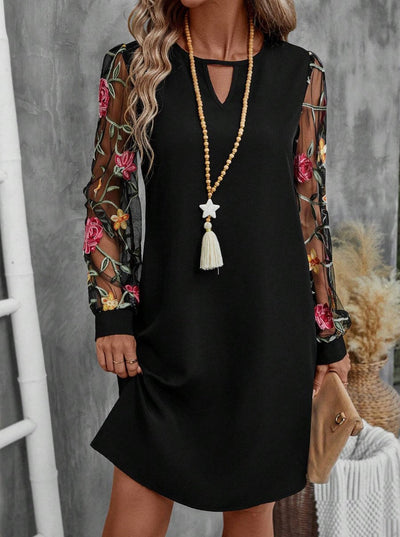 JOLANTA | Elegant dress with a V-neckline and eye-catching sleeves